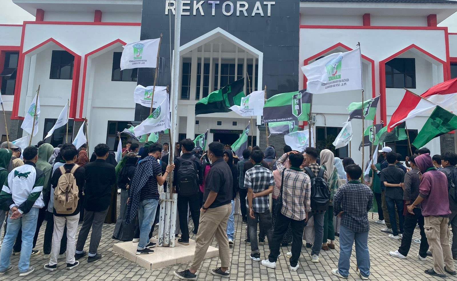 Tuntutan Tak Diindahkan, KAMMI dan HMI Demo Rektorat UINFAS Bengkulu