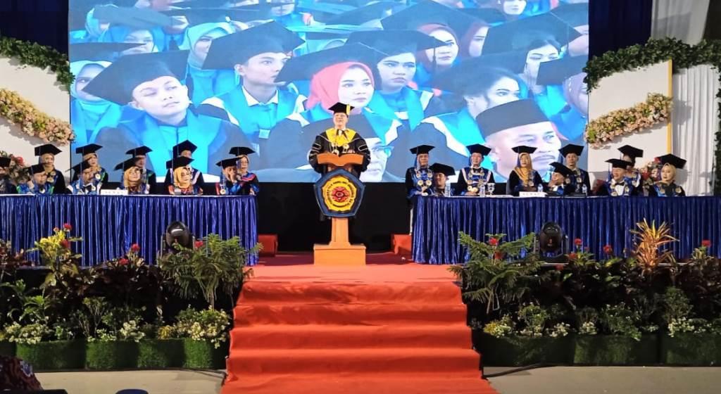 Gubernur Rohidin Puji Prestasi Unihaz Dihadapan 526 Wisudawan