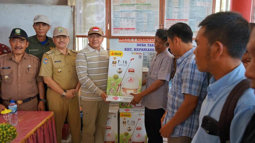 Gubernur Rohidin Bagikan Bantuan Alsintan Dorong Modernisasi Alat Pertanian