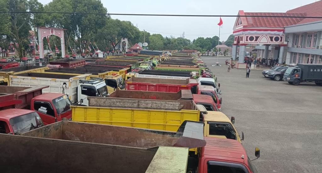 Ratusan Sopir Truk Gelar Aksi Parkir di Kantor Bupati Bengkulu Utara
