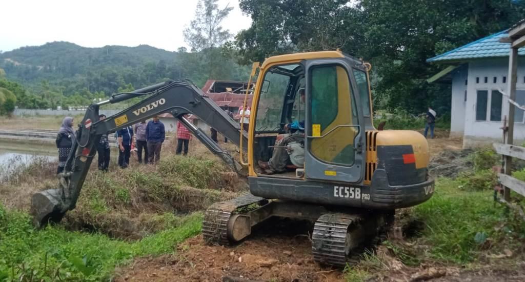 Herlian Muchrim Tinjau Langsung Proses Pengerukan Irigasi Air Nasal