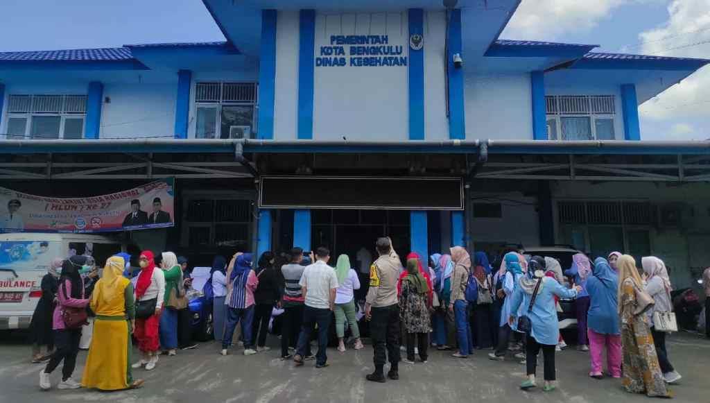 Ancam Tutup Pelayanan, Ratusan Nakes Geruduk Dinkes Kota Menuntut TPP Dicairkan