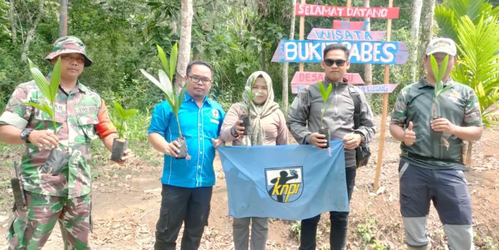Dukung Kelestarian Lingkungan, KNPI Lebong Tanam 200 Pohon Pinang Batara