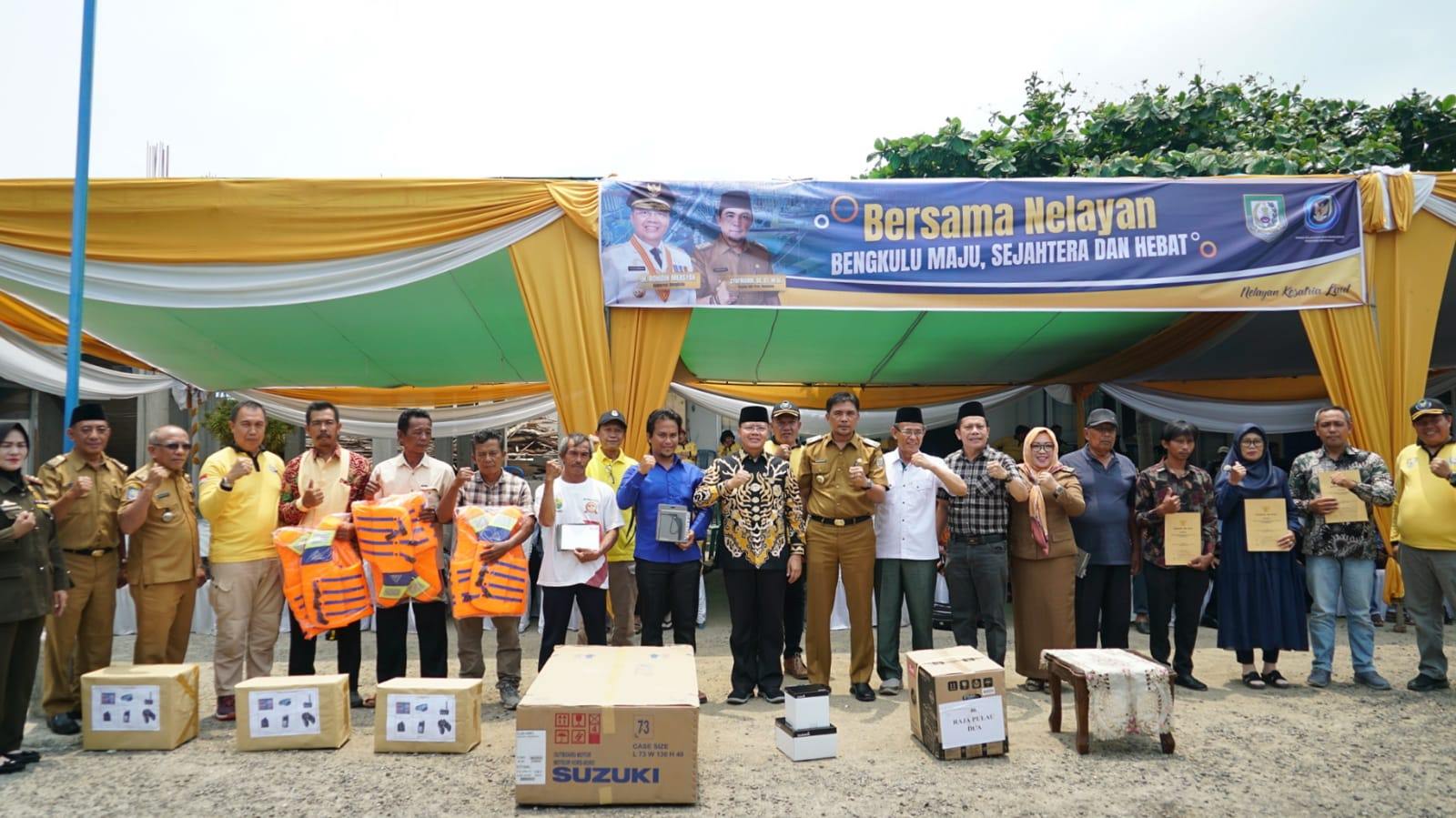 DKP Bengkulu Bagikan Alat Tangkap dan Dokumen Legalitas KUB Nelayan