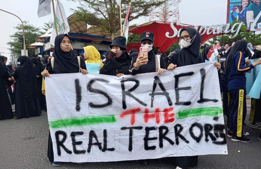 Warga Bengkulu Seret Bendera Israel di Jalanan
