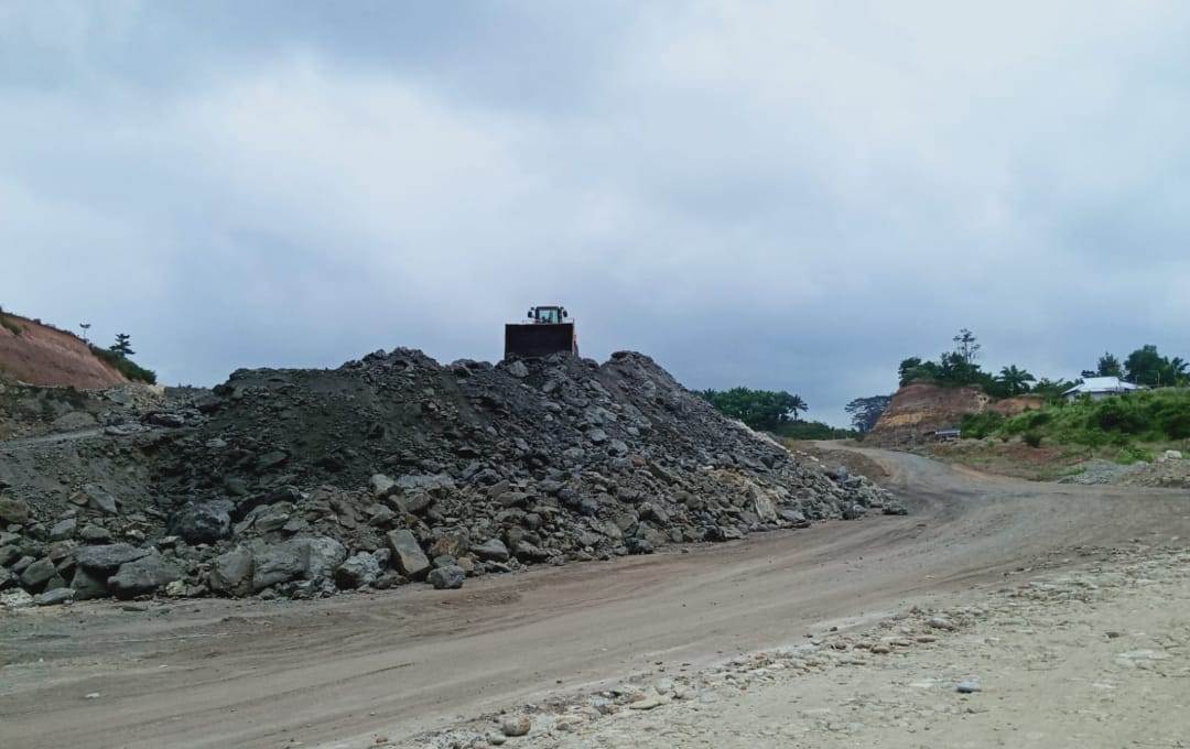 Tumpukan Material Galian Tambang PT Injatama Ancam Keselamatan Warga