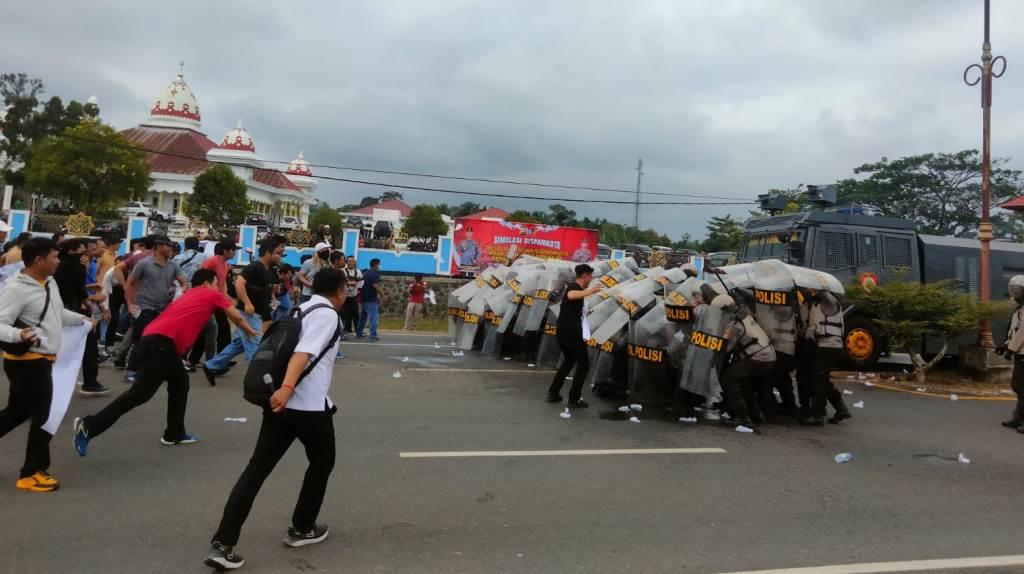 Puluhan Pendemo Geruduk KPU Seluma