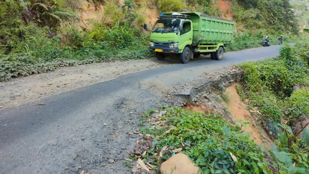 Titik Longsor Jalan Desa Napal Jungur Kian Memprihatinkan