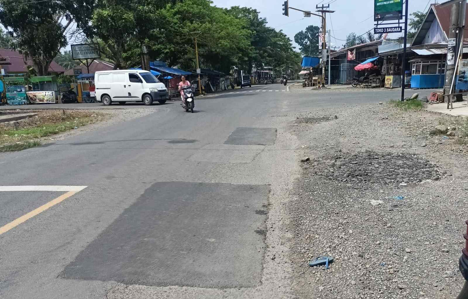 Pemeliharaan Jalan Nasional di Mukomuko Terkesan Asal Jadi