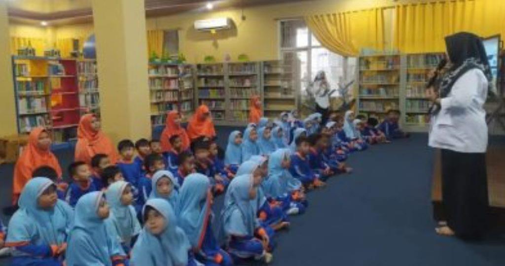 Siswa PAUD IT Insan Madani Nonton Sambil Belajar di Perpusda Provinsi Bengkulu