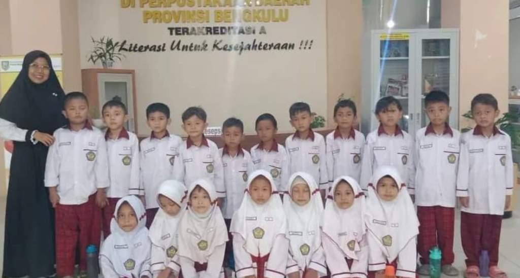 DPK Provinsi Bengkulu Kenalkan Fasilitas Perpustakaan ke Siswa SDIT Insan Kamil