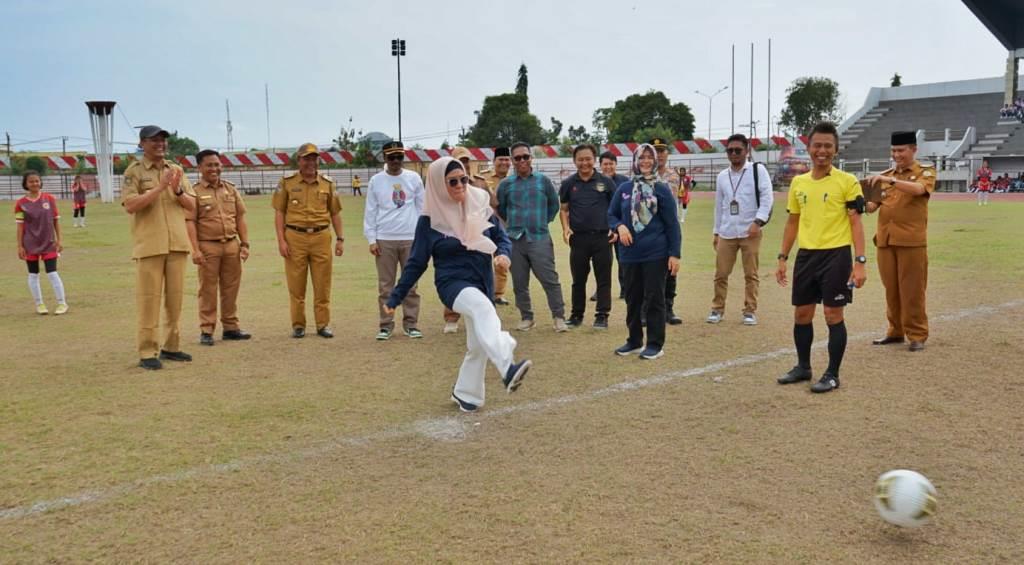 Derta Rohidin Buka Turnamen Sepak Bola Wanita ASBWI CUP 2023