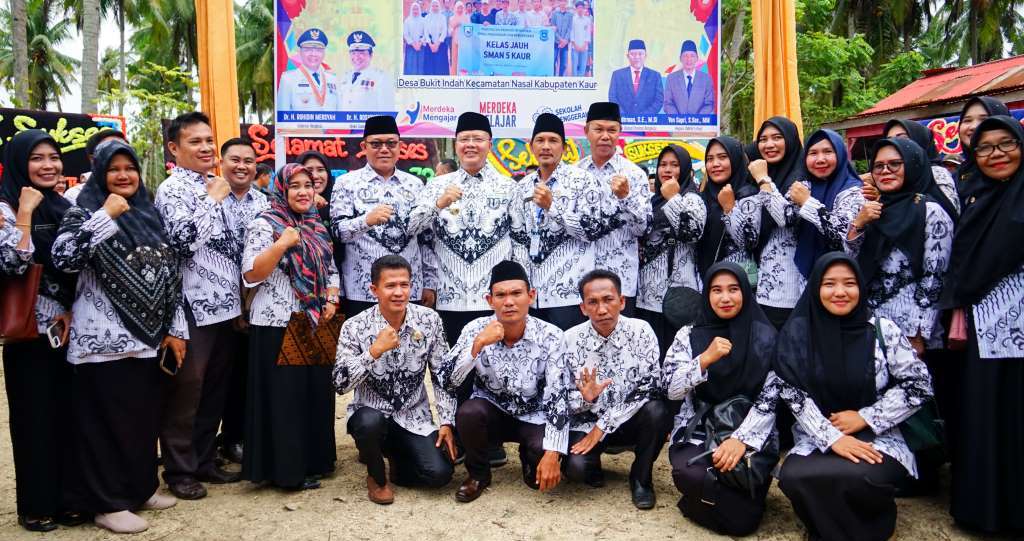 Puncak Peringatan HGN, Gubernur Rohidin Resmikan Kelas Jauh SMAN 5 Kaur