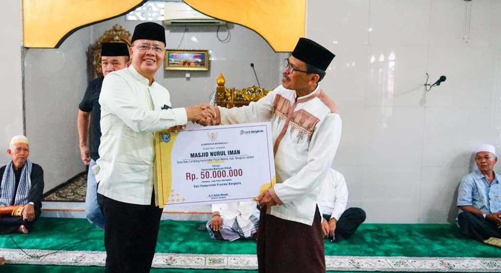 Gubernur Rohidin Serahkan Bantuan Dana Hibah Masjid di Bengkulu Selatan