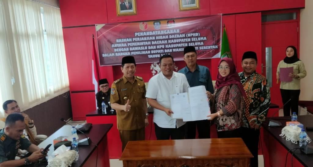 Bupati Erwin Akhirnya Tandatangani Nota Hibah Rp 14 M untuk KPU dan Bawaslu
