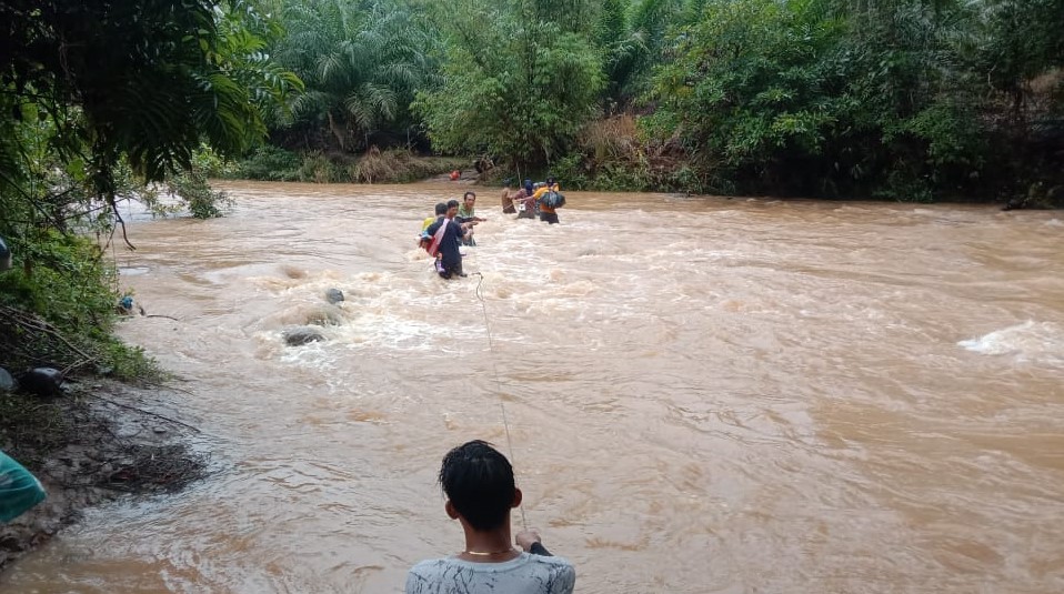 Pelajar di Seluma Seberangi Sungai Berarus Deras Demi Pendidikan