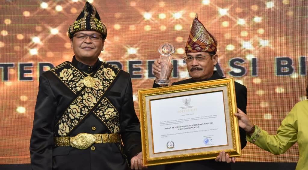Pemprov Bengkulu Terima 2 Sertifikat Kelembagaan dari LAN RI
