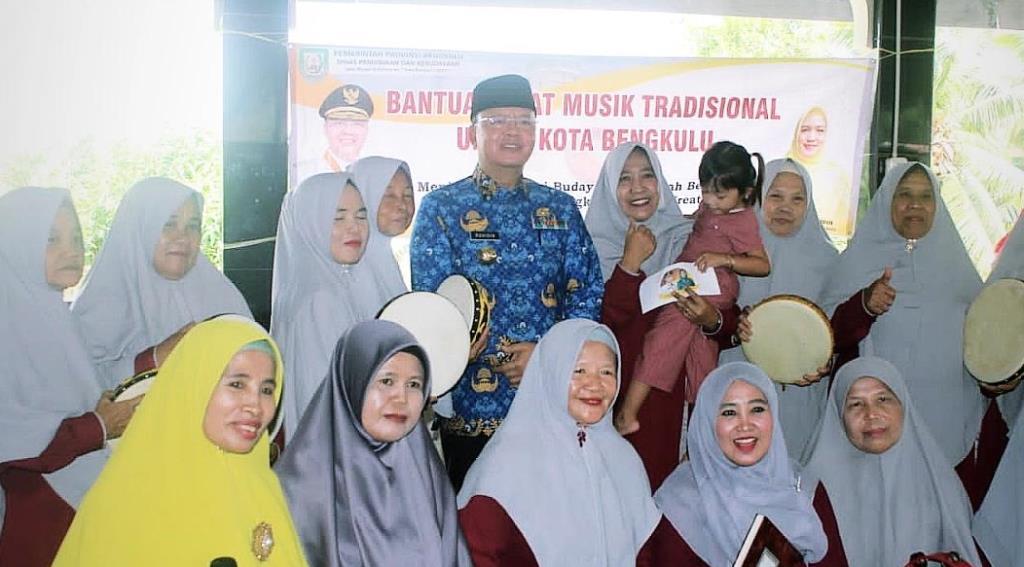 Serahkan Bantuan Rebana, Ini Pesan Gubernur Rohidin ke Majlis Taklim Kota Bengkulu