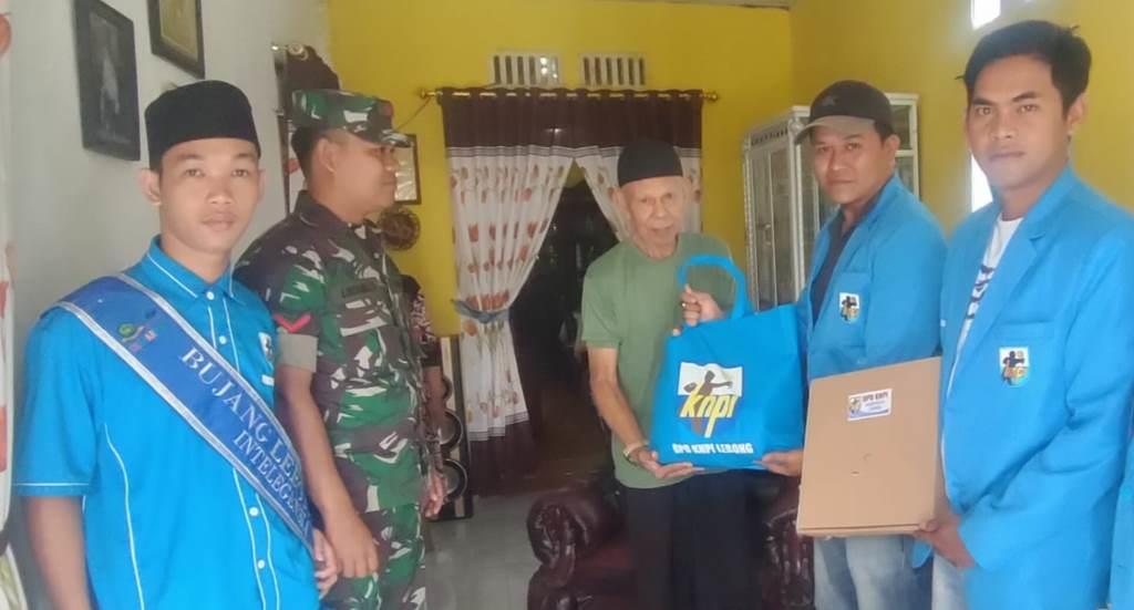 Peringati Hari Pahlawan, KNPI Lebong Bagikan Sembako untuk 29 Veteran