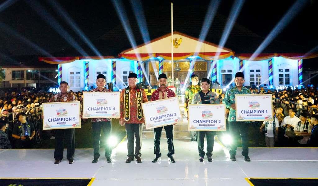Gubernur Rohidin Serahkan Hadiah 5 Pemenang Lomba Desa Wisata