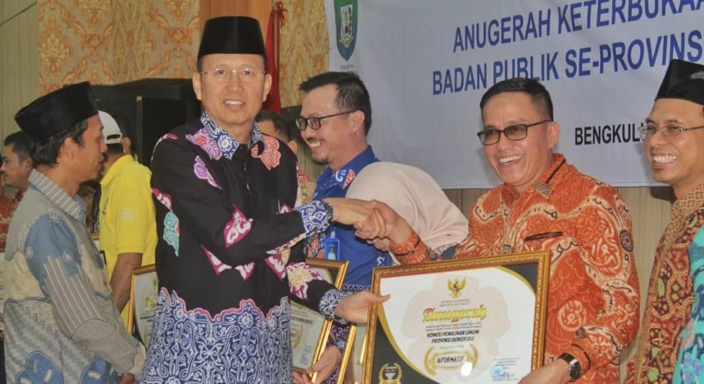 Sekda Isnan Serahkan Anugerah KIP se-Provinsi Bengkulu