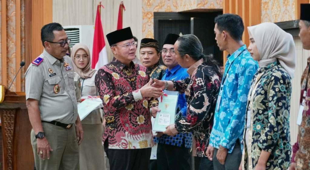 Gubernur Rohidin Bagikan 200 Sertipikat Tanah PTSL