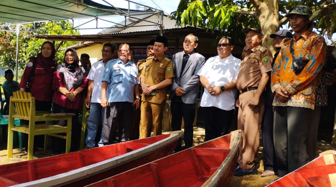 3 Kelompok Nelayan Jenggalu Dapat Bantuan Perahu Sampan