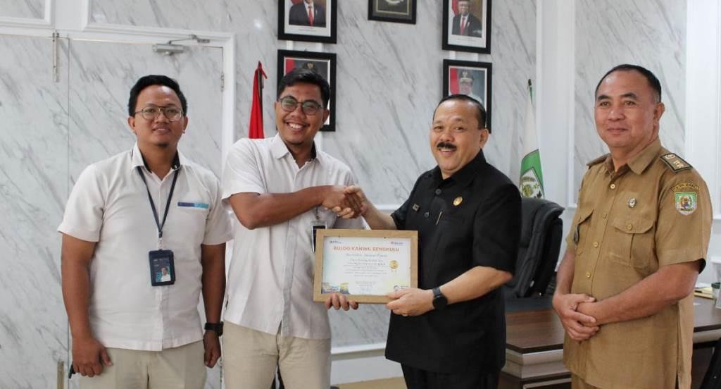 Pemprov Bengkulu Terima Sertifikat Penghargaan dari Perum Bulog