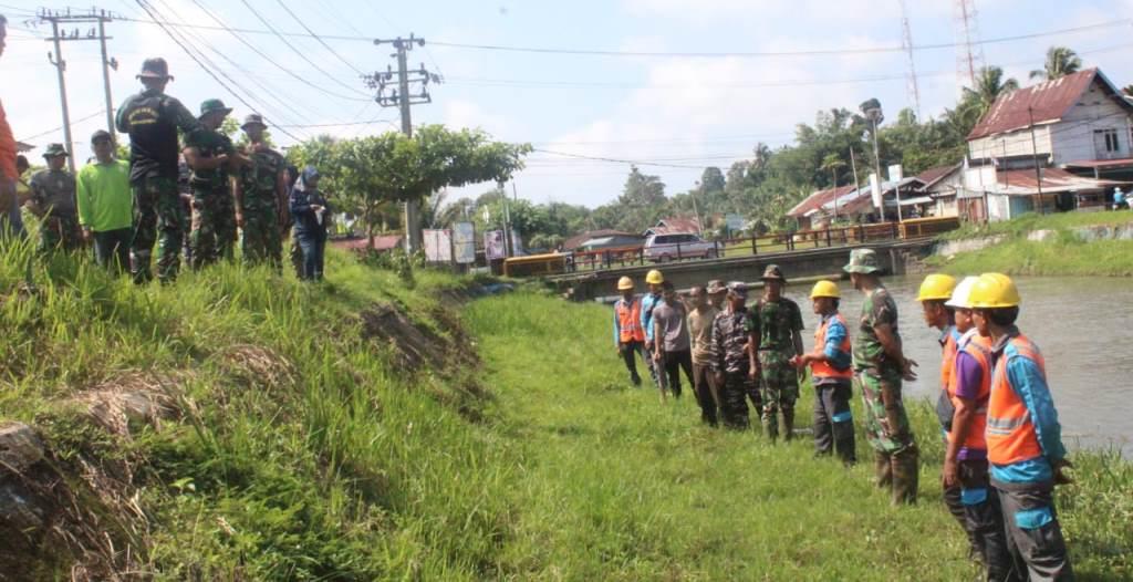 Antisipasi Wabah Penyakit, Kodim 0425 Gelar Karya Bhakti di Sungai Seluma