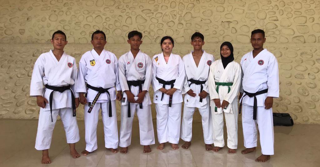 Magdalena Beri Reward Atlet Karate Bengkulu Berprestasi Tingkat Nasional