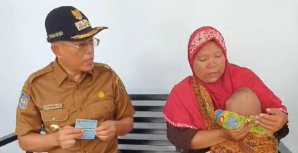 Kunjungi Balita Penderita Benjolan di Kepala, Bupati Gusnan Rujuk Rehan Ke RSHD