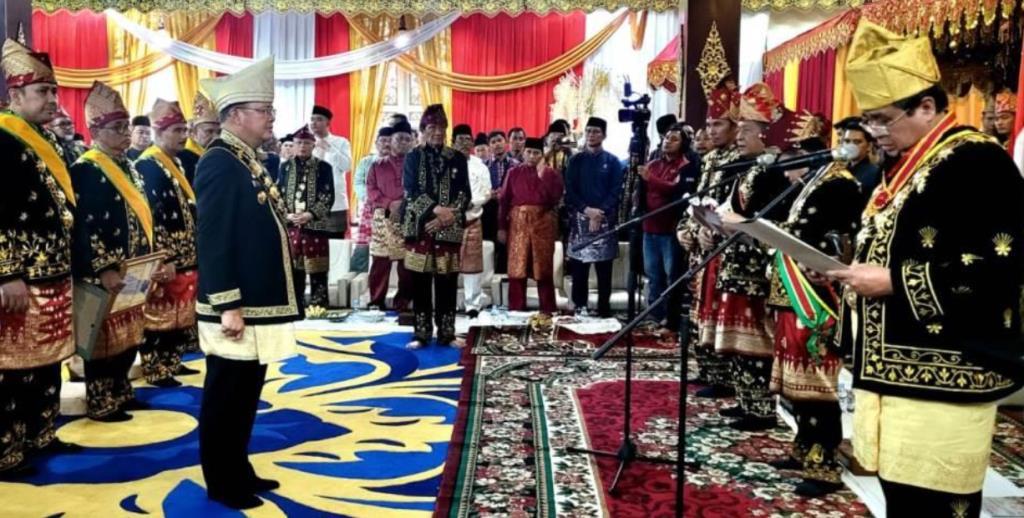 Gubernur Rohidin Terima Anugerah Kehormatan Lembaga Adat Melayu Jambi