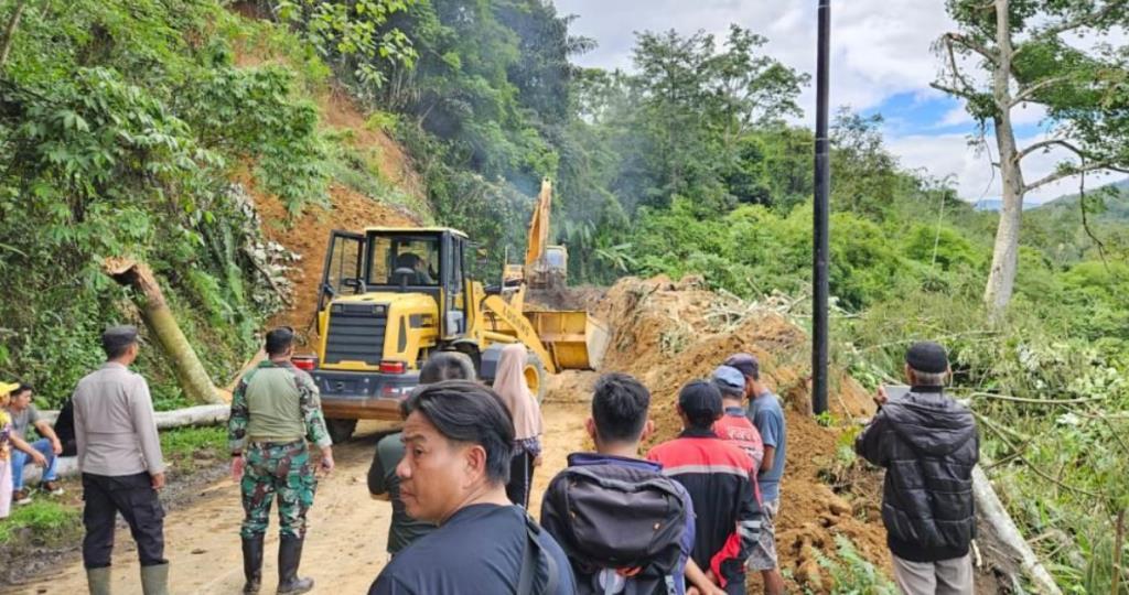 Alat Berat Diturunkan Atasi Longsor Jalur Lintas Curup-Muara Aman