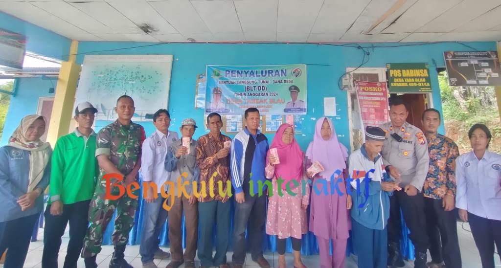 Usai Bagikan BLT, Kades Tabeak Blau Pesankan Ini Kepada Warga