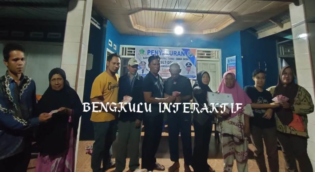 Pemdes Lemeupit Bagikan BLT-DD Periode Januari-Februari