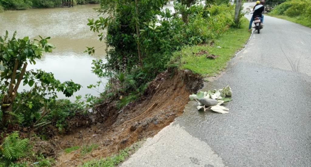 Setengah Tahun Longsor, Jalan Utama Desa Air Jelatang Kaur Tak Kunjung Diperbaiki