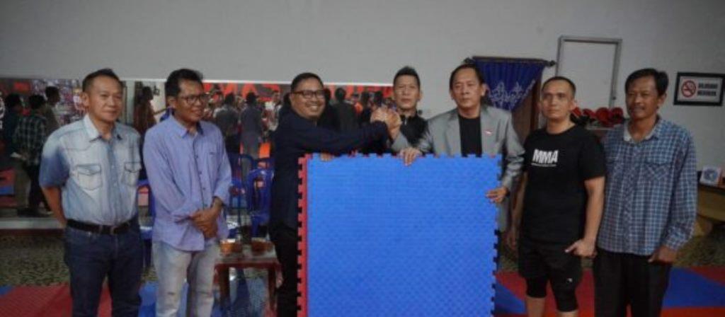 Ketua Komisi II Serahkan Bantuan Matras untuk Atlet MMA