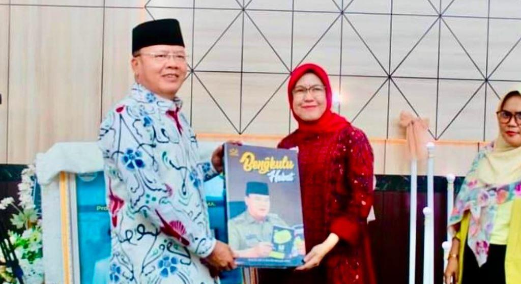 Buku “Bengkulu Hebat” Karya Gubernur Rohidin Segera Masuk iPusnas