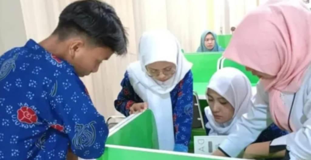Pelajari Tata Cara Mengutik Buku, Pelajar SMA Negeri 5 Kunjungi Perpusda