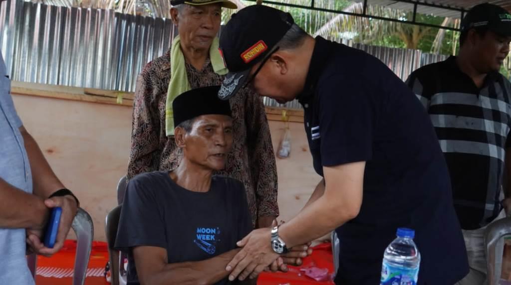 Gubernur Rohidin Serahkan Bantuan Korban Kebakaran di Desa Talang Arah