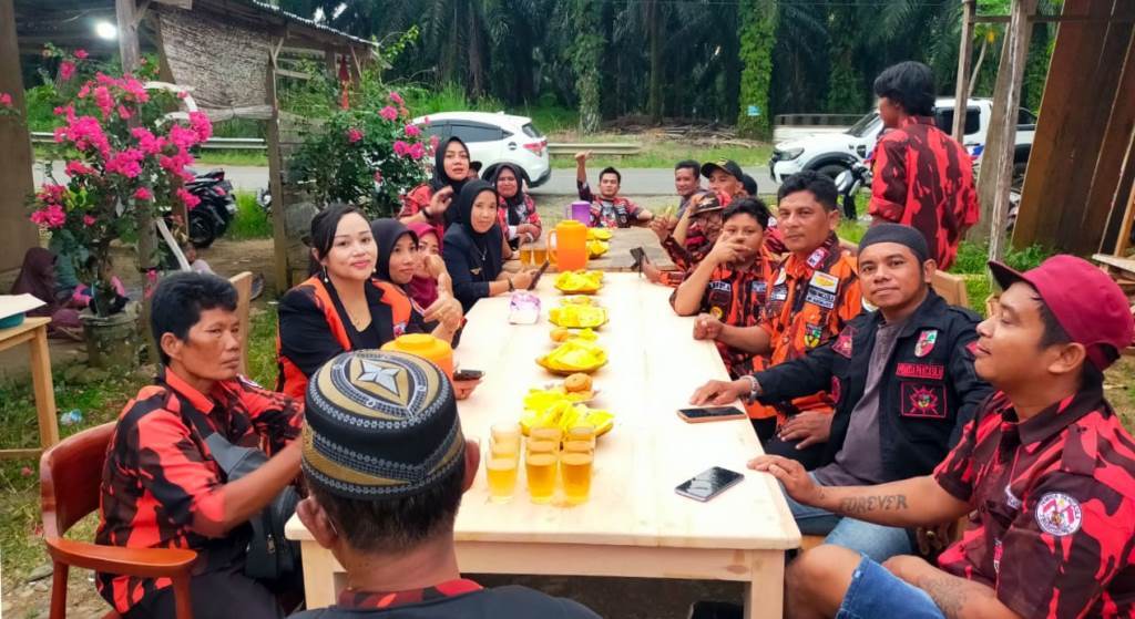 Pemuda Pancasila Mukomuko Bagi-bagi Takjil di Bulan Penuh Berkah