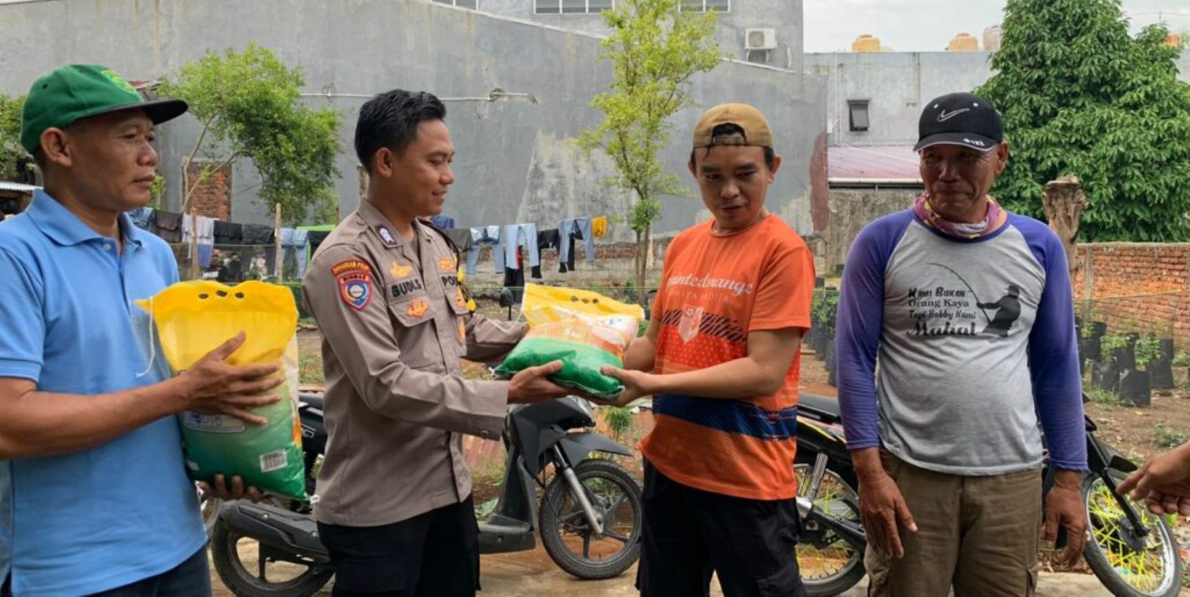 Waka II DPRD Provinsi Apresiasi Ketua RT di Lingkar Barat yang Bagikan Sembako