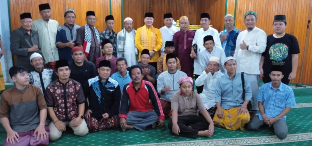 Gubernur Rohidin Salat Tarawih Perdana di Masjid Muhammadiyah Soeprapto