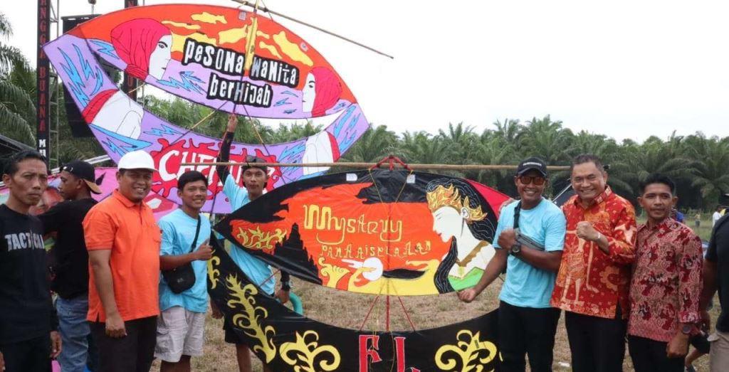 Semarakan Lomba Layangan di Desa Pekik Nyaring, Sujono Beri Uang Pembinaan