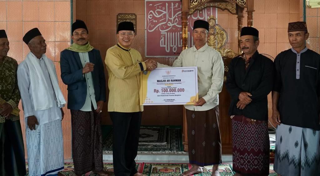 Usai Jadi Khatib Salat Jumat, Gubernur Rohidin Bagikan Bantuan