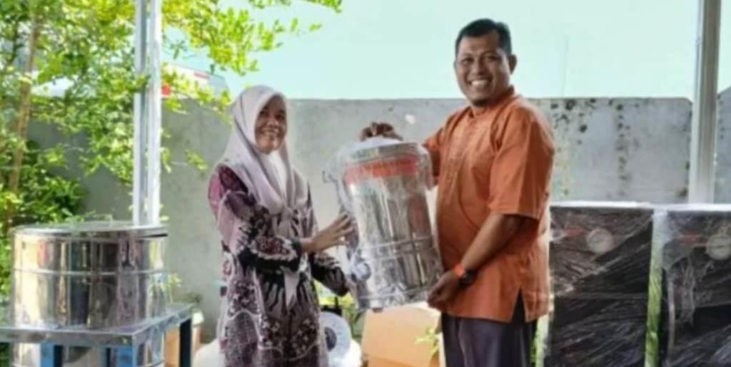 Dewan Sujono Berikan Peralatan Pendukung UMKM di Bengkulu Utara