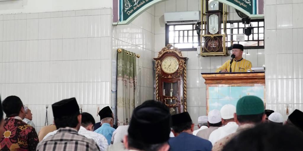 Gubernur Rohidin Jadi Khatib Salat Jumat di Masjid Mustagfirin Kota Manna