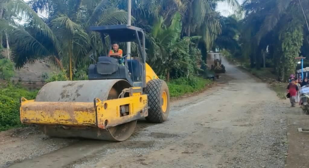 Turunkan Alat Berat, PT DDP Bantu Warga Rawat Jalan Desa