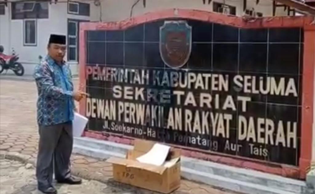 Kesal Rekannya Malas Ngantor, Anggota DPRD Seluma Bakar Dokumen Paripurna