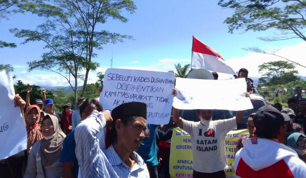 Kades Tersandung Isu Selingkuh, Ratusan Warga Desa Dusun Baru Seluma Gelar Demo Minta Kades Dipecat